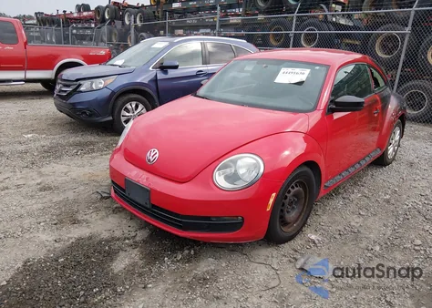 2013 Volkswagen Beetle 2.5L Entry z USA, uszkodzony, nr VIN 3VWFP7AT8DM645177